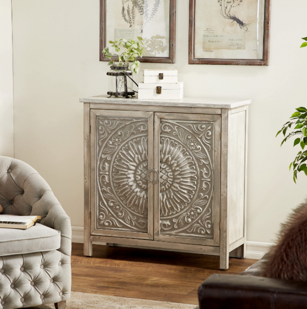 Kabinet Kayu dengan Ukiran Dekoratif